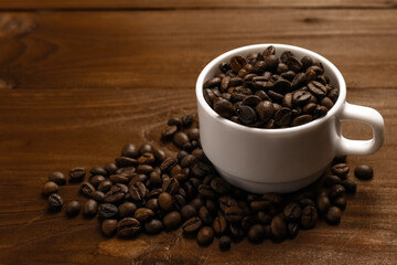 Naklejka premium Tasty roasted coffee grains in mug