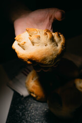 pan artesanal en bollitos pequeños al horno caseros en contraluz cordoba argentina