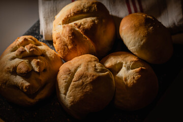 pan artesanal en bollitos pequeños al horno caseros en contraluz cordoba argentina