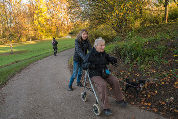 frau mit rollator und freundin unterwegs