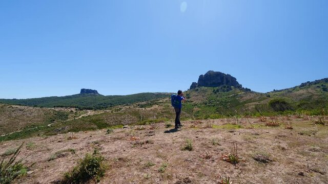 Escursionista fotografa nel Supramonte di Orgosolo in Sardegna