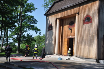 Strażacy ratują kościół. Akcja ratunkowa, pożar
