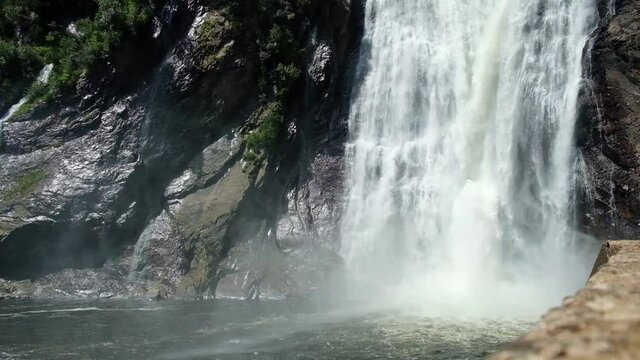 Wasserfall mit Steinmauer