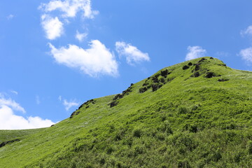 夏の阿蘇の空と山