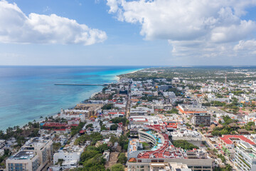 Fototapeta na wymiar Espectacular vista aérea de Playa del Carmen y la Quinta Avenida, el corredor turístico peatonal característico de la ciudad.