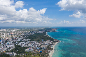 Fototapeta premium Espectacular vista aérea de Playa del Carmen y el mar azul turquesa del caribe mexicano en la costa de la Riviera Maya.