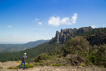 Obraz premium Closeup shot of a male rock climber on the top of the mountain
