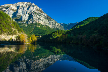 Fototapeta na wymiar lake in the mountains, La Fortunada, Huesca. 