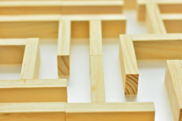  laberinto hecho con bloques de madera