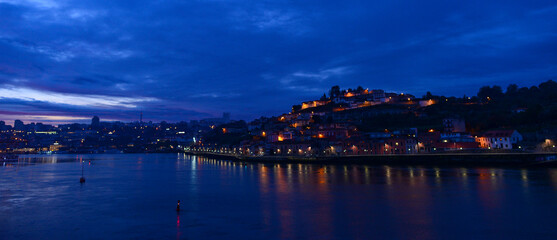 Naklejka premium Sonnenuntergang über Porto und Vila Nova de Gaia