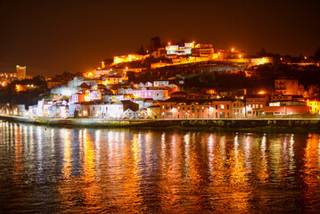 Porto und Vila Nova de Gaia bei Nacht 