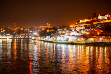 Porto und Vila Nova de Gaia bei Nacht 