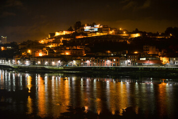 Fototapeta na wymiar Porto und Vila Nova de Gaia bei Nacht 
