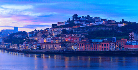 Fototapeta na wymiar Sonnenuntergang über Porto und Vila Nova de Gaia