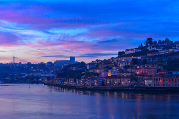 Naklejka na ściany i meble Sonnenuntergang über Porto und Vila Nova de Gaia