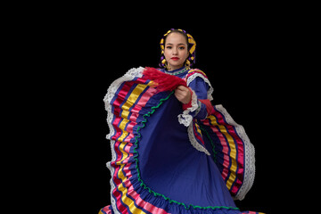 Fototapeta premium Mujer mexicana con traje color morado de jalisco mexico, adornado con listones multicolores, trenza con moños amarillos y rebozo de color rojo, vestido con encaje blanco de guadalajara jalisco, escara