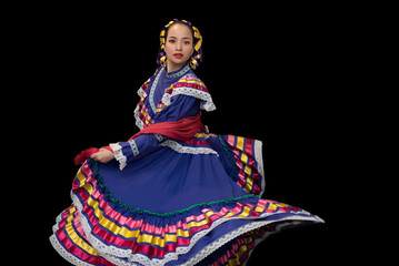 Mujer mexicana con traje color morado de jalisco mexico, adornado con listones multicolores, trenza con moños amarillos y rebozo de color rojo, vestido con encaje blanco de guadalajara jalisco, escara