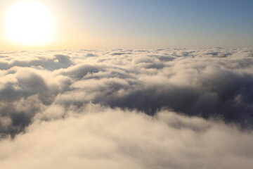 Amanecer con nubes en vista aerea