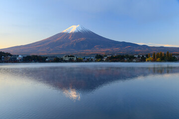 早朝の富士　河口湖