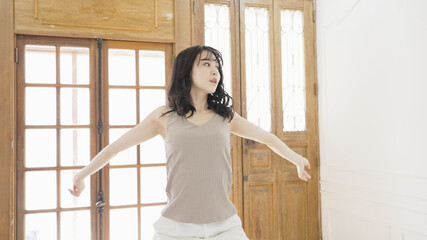 ストレッチをする若い女性　美容