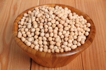 Whole yellow peas in wooden bowl
