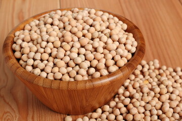 Whole yellow peas in wooden bowl