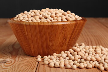 Whole yellow peas in wooden bowl