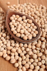 Whole yellow peas in wooden spoon