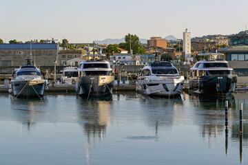 Soir d'été dans le port de Fano, région des Marches en Italie.
