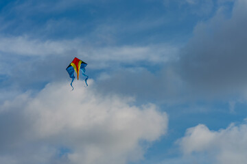 bunter Drachen vor blauem Himmel