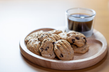 Chocolate Chip Cookies on wooden plate Served with black coffee.