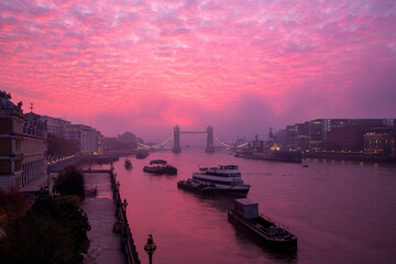 Vibrant, dramatic altocumulus sunrise clouds and fog above Tower Bridge and the River Thames in London, England - obrazy, fototapety, plakaty