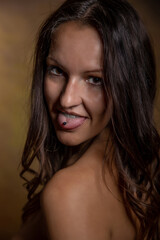 Mujer joven posando para sesión de retrato