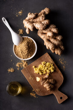 ginger root and ground dried ginger on a dark background