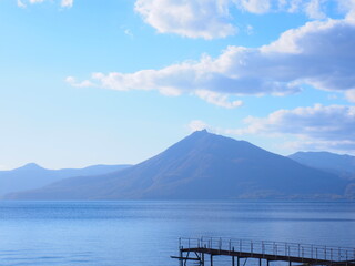 北海道の風景 秋の支笏湖と恵庭岳