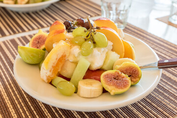 Greek yogurt with fruit and honey