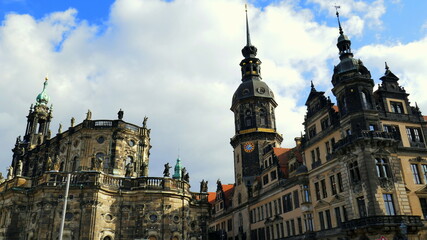 Fototapeta na wymiar Residenzschloss und kath. Hofkirche in Dresden von August dem Starken unter schönem Himmel