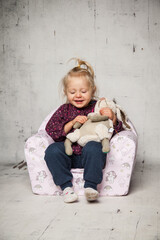 mit dem Pl&uuml;schtier spielen