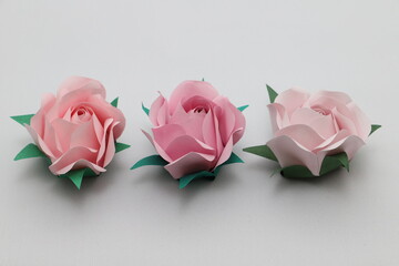 折り紙で作った手作りのバラの花
