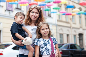 The woman travels with her children to other cities of her country, they communicate a lot, establish relationships, it is clear that they are a little tired but happy