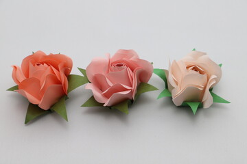 折り紙で作った手作りのバラの花