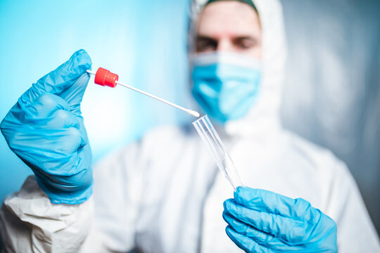 Medico o infermiere con tuta bianca covid fa il test del tampone salivare per il coronavirus covid 19