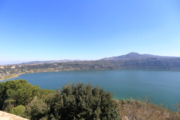Fototapeta na wymiar sunny day at Lake Albano in Italy