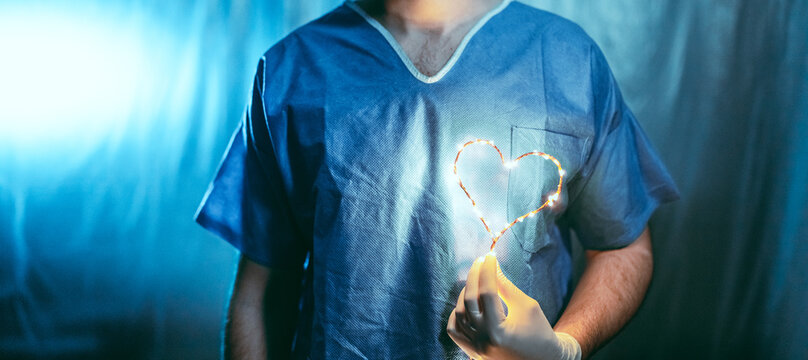 Primo piano cuore di lucine tenuto in mano da una medico.