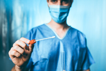 Medico visita asintomatico positivo al coronavirus. Reparto covid-19.