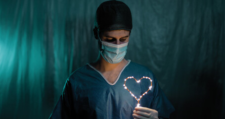 Infermiere con mascherina e simbolo del cuore