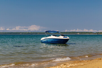 Obraz premium Fast boat at the shore is ready to travel