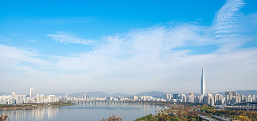 Obraz premium Autumn scenery of the Han River in Seoul, South Korea in 2020.