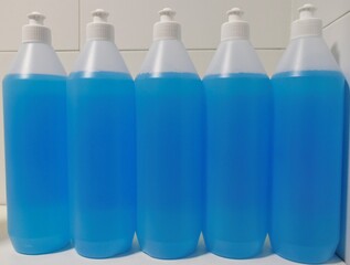 Botellas de líquido desinfectante y viricida azul