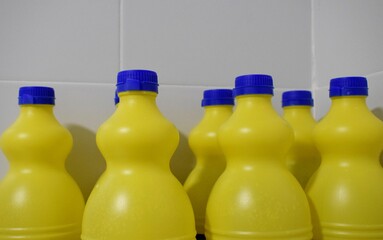 Algunas botellas comunes de lejía en amarillo con tapón azul